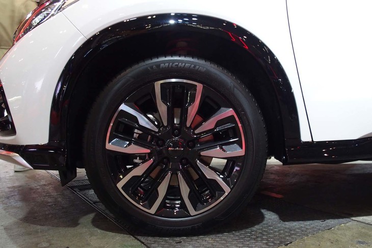 「ヴェゼル ツーリング モデューロX コンセプト2019」では、モデューロブランドの新デザイン18インチホイールを装着していた。