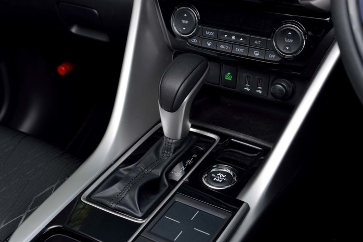 トランスミッションには、8段の疑似ステップ変速が可能なCVTを採用。このCVTは、筆者がこれまで扱った中でベストといえるほどデキがいい。