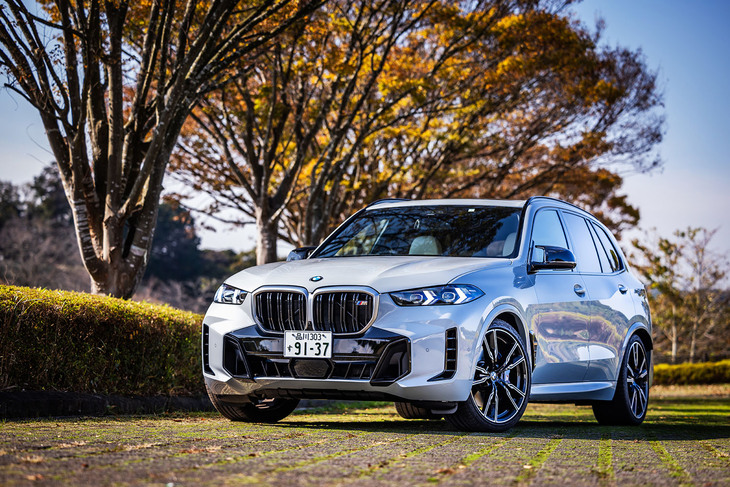 2023年4月に発表された「BMW X5」のマイナーチェンジモデル。最新型は2019年に登場した4代目の改良・進化版にあたり、パワーユニットのマイルドハイブリッド化や内外装の意匠を変更するなどの手が加えられた。