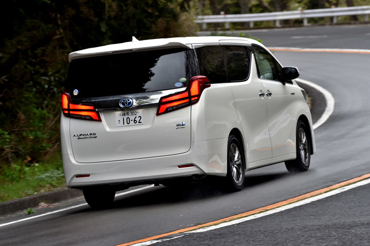 
	トヨタ・アルファード ハイブリッド エグゼクティブラウンジ
	ボディーサイズ：全長×全幅×全高＝4945×1850×1950mm／ホイールベース：3000mm／車重：2230kg／駆動方式：4WD／エンジン：2.5リッター直4 DOHC 16バルブ／フロントモーター：交流同期電動機／リアモーター：交流同期電動機／トランスミッション：CVT／エンジン最高出力：152ps（112kW）/5700rpm／エンジン最大トルク：206Nm（21.0kgm）/4400-4800rpm／フロントモーター最高出力：143ps（105kW）／フロントモーター最大トルク：270Nm（27.5kgm）／リアモーター最高出力：68ps（50kW）／リアモーター最大トルク：139Nm（14.2kgm）／タイヤ：（前）225/60R17 99H／（後）225/60R17 99H（ヨコハマ・ブルーアースE51A）／価格：735万8040円
	