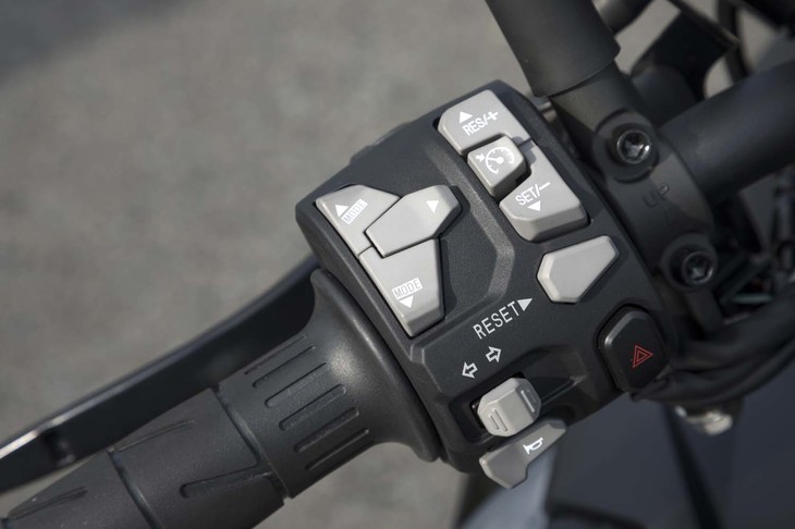 ハンドルレバー左側のスイッチ類。「Z H2」にはクルーズコントロール機能も備わる。