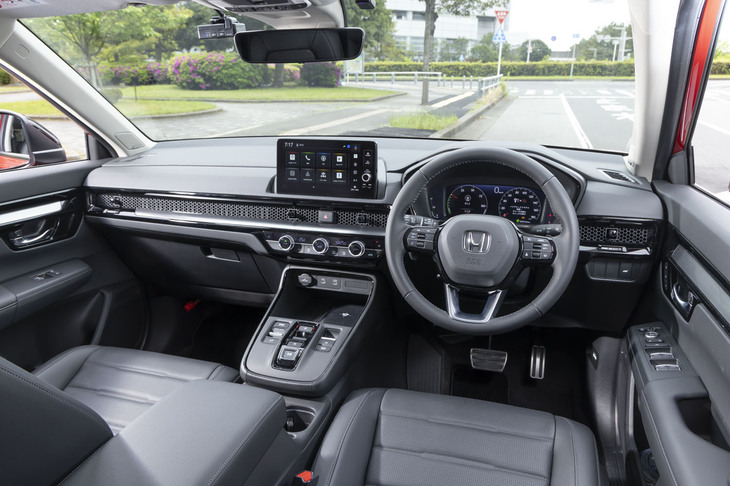 ホンダ車で見慣れた水平基調のダッシュボード中央部に、Googleを内蔵した9インチの「Honda CONNECTディスプレー」を配置。GoogleアシスタントやGoogleマップ、Google Playなどを車内で利用できる。