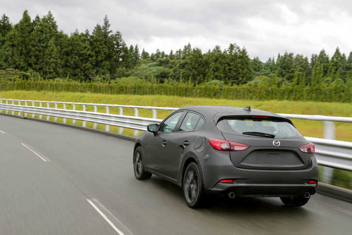 スカイアクティブ・ビークル・アーキテクチャーが採用された試験車は、ちょっとした路面の不整を超えたときにも、そのいなし方が上等だ。飛ばさなくても、ごく普通の常用速度域で、「あ、今のすごくいいな」と思う瞬間が多々あった。