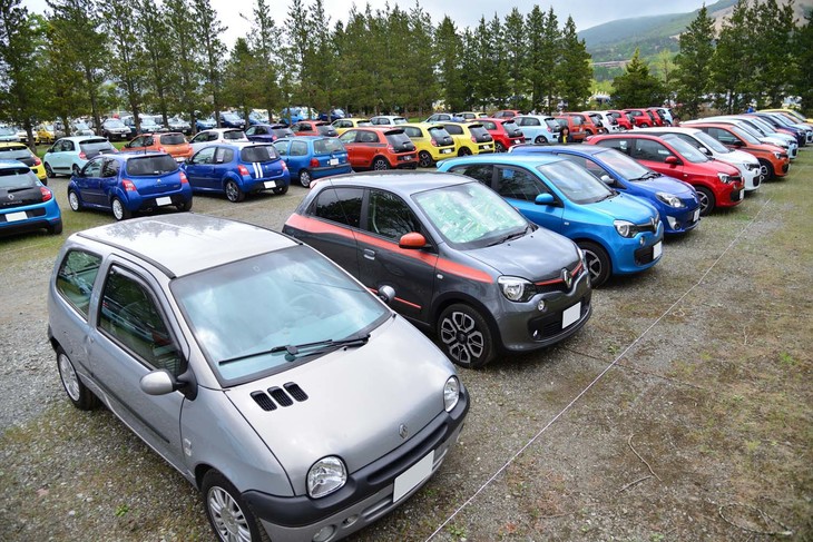 「プチ トゥインゴ ジャンボリー」の参加車両で最も多かったのは、現行型であったが、エポックメイキングだった初代モデルや「R.S.」も設定された2代目など、歴代のさまざまなモデルが顔を見せた。