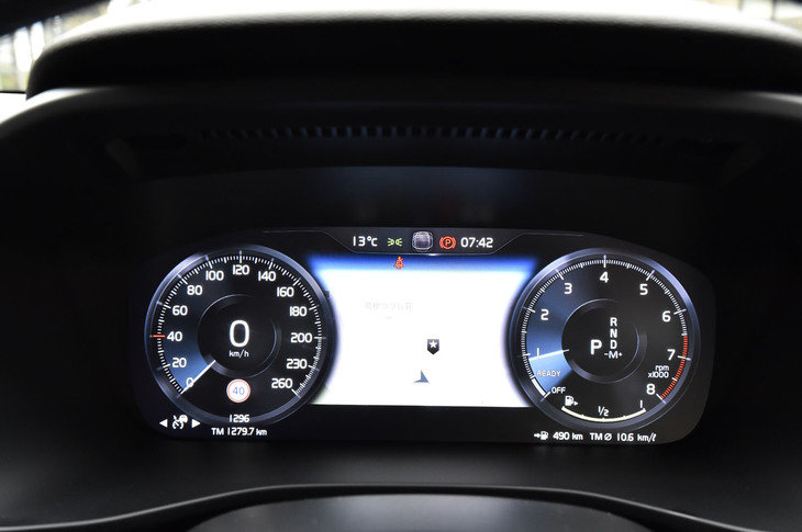 フル液晶タイプのメーターパネル。中央には、写真のようにマップを表示することも可能。