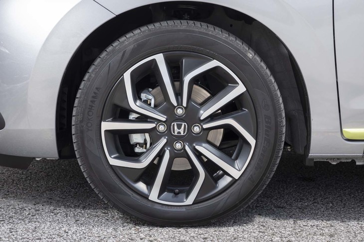 「フィットe：HEVネス」の16インチアルミホイール。グレードによっては、15インチホイールが組み合わされる。