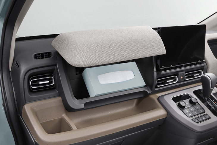 インパネアッパーボックスには、ボックスティッシュを取り出しやすい角度で収納できる。