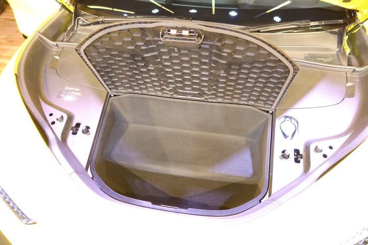 ロータス・エレトレR（フロントのラゲッジルーム）