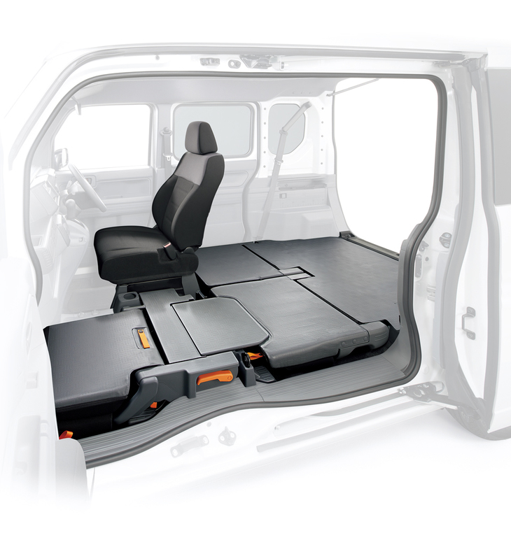 助手席側のBピラーを持たない「N-VAN」では、リアのハッチゲートに加えて、車体側方の大開口部が活用できる。