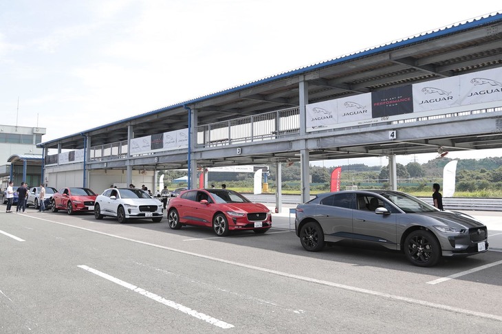 ジャガー初の電気自動車「Iペース」もサーキットを走行。ほぼ無音のIペースとド派手なV8モデルの競演は、自動車産業の大きな変化を感じさせた。