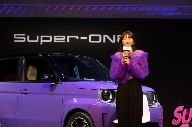 発表会の会場にはタレントの若槻千夏さんの姿も。「スーパーONE」の専用ボディーカラー「ブーストバイオレット・パール」を思わせる紫の装いでトークを展開し、イベントのムードを盛り上げた。