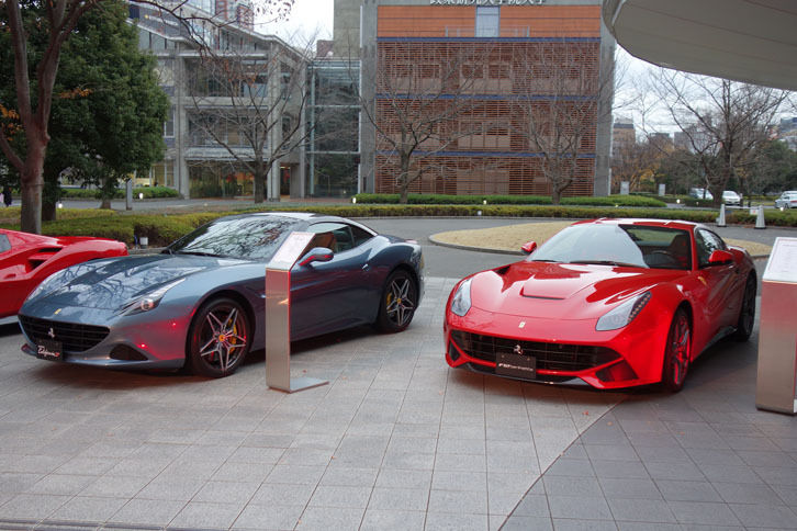 左から「カリフォルニアT」（左）と「F12ベルリネッタ」（右）。