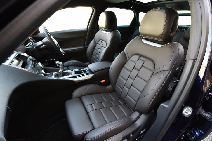 セミアニリンレザーを用いた「クラブレザーシート」が標準で装着される。