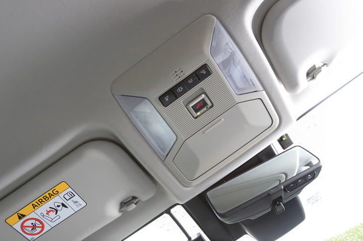 「RAV4」は現行「クラウン」などと同様、“コネクティッドカー”となっており、通信モジュールを全車に標準装備。オペレーターサービスなどを無料で利用できる（新車購入から3年間）。