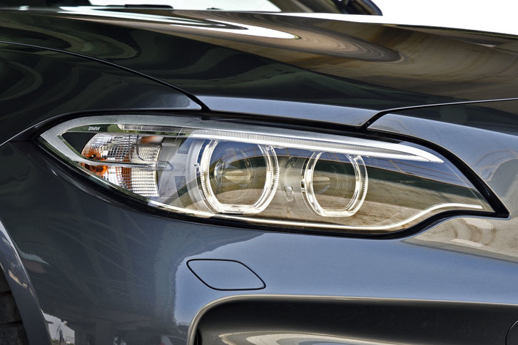 ヘッドライトはバイキセノン。ライトリングやアクセントラインはLED。