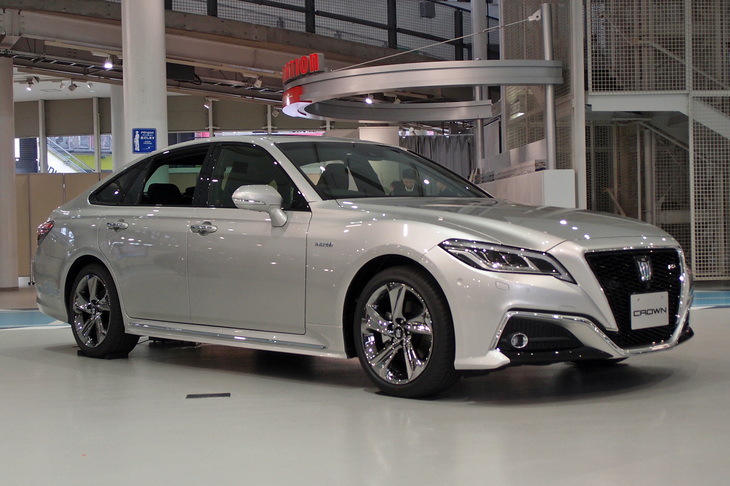 トヨタが初代の「コネクティッドカー」として2018年6月26日に発売した、新型「クラウン」。