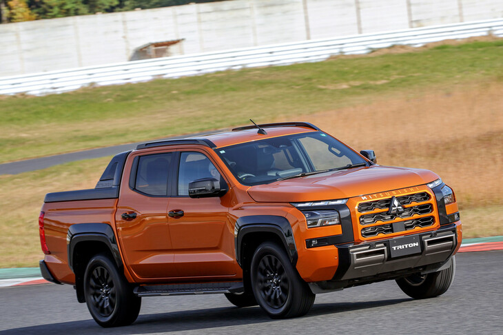 同じく「10ベスト」の合同試乗会より、サーキットを走る「三菱トライトン」。