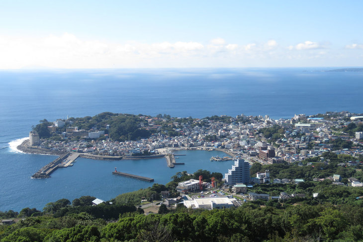 思い立ったが吉日。人生初の代休でふらりと行ったのが、縁もゆかりもない伊豆の稲取。キンメダイで有名な町だそうです。