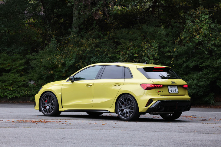 「RS 3スポーツバック」のボディーサイズは全長×全幅×全高＝4380×1850×1435mm、ホイールベースは2630mm。今回の試乗車にはオプションのパノラマサンルーフが装着されており、車重は1610kgとなる。