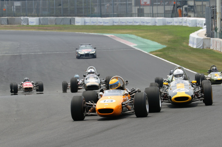 ウイングなどのエアロパーツを持たない葉巻型シングルシーターによるヒストリックフォーミュラ決勝には9台が出走。ポールポジションを獲得したカーナンバー13の「マクラーレンM4B」はそのままホールショットを奪ったが、マシントラブルで0周リタイア。予選3位の「ロータス59」（左端）は出遅れている。