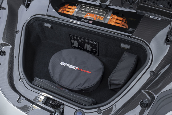 フロントに設けられた、容量74リッターのトランクルーム。キャビン内にも21リッターのリアシェルフが備わっている。