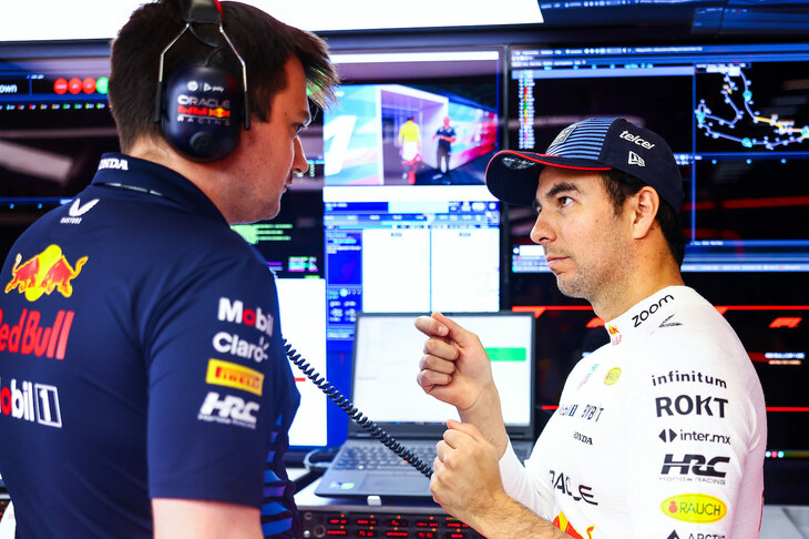 シーズンが進むにつれ調子を落とし、ランキング2位から7位に転落したペレス（写真右）。2025年もレッドブルに残留することが決まった頃からスランプに陥り、第5戦中国GP以降表彰台はなく、第8戦から14戦までの7戦ではたった24点しか得点できていない。2台そろって高得点を記録するマクラーレン勢に対抗するためにも復活が待たれている。（Photo=Getty Images / Red Bull Content Pool）