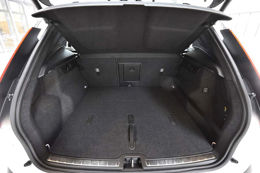 荷室の容量は、後席の背もたれを倒すことで拡大可能。フロアを山折りに畳んで荷物を安定させることもできる。（写真をクリックすると荷室のアレンジが見られます）