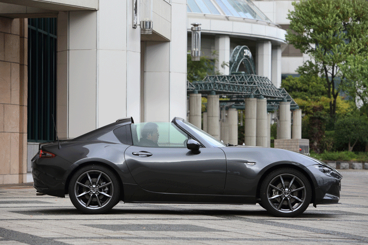 ルーフの開閉に要する時間は13秒。車速が10km/h以下なら、走行中でも作動させられる。