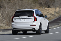 「XC90ウルトラT8 AWDプラグインハイブリッド」は、一充電で73kmのEV走行が可能。エンジンとモーターの組み合わせにより、満タン・フル充電からの走行可能距離は900km以上とアナウンスされる。