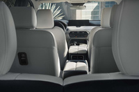 3人掛けとなる3列目シートには専用の空調吹き出し口も設定されている。