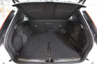 荷室の容量は、後席の背もたれを倒すことで拡大可能。フロアを山折りに畳んで荷物を安定させることもできる。（写真をクリックすると荷室のアレンジが見られます）