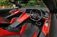 日本仕様については、まずは“ファーストエディション”的な扱いで黒外装×赤内装の「3LZパッケージ」装着車のみを導入。その後、どういった仕様を入れるか、どこまでボディーカラーなどの選択肢を増やすかについては、GMジャパン内でも検討が進められているようだ。