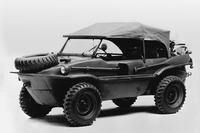 ナチスは国民車普及のために国民から積立金を募ったが、実際に生産されたのは軍用車だった。写真は四輪駆動の水陸両用車「シュビムワーゲン」。