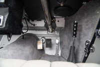 ペダルレイアウトはご覧のとおり。ブレーキペダルには「ALVIS」ロゴが刻まれる。