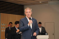 「エヴァイヤ」について説明する、ロータスカーズのジェフ・ダーウィン エグゼクティブディレクター。