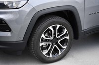 最上級グレード「リミテッド」の18インチアルミホイール。他グレードのサイズは16インチまたは17インチとなる。