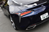 ハーフミラーの原理を応用したというユニークな構造のフルLEDリアコンビランプ。幾層にも重なって光っているような奥行きを感じさせる演出が特徴的だ。