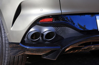 マフラーはマットブラック仕上げで、左右2本ずつの計4本出し。エキゾーストサウンドはドライブモードに応じて変化するほか、専用のスイッチによってドライバーが任意で切り替えることも可能だ。