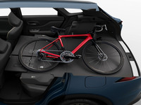 後席の背もたれを倒すと、奥行き2mのフラットな空間がつくり出せる。