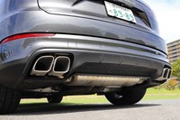 マフラーエンドは角パイプの4本出し。内部には可動式のフラップが仕込まれており、キャビンのスイッチでエキゾーストノートを変えられる。