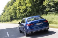 後輪操舵機構はオプションにて提供される。60km/h以下では前輪と逆位相に、それ以上の速度域では同位相に後輪がステアされる。