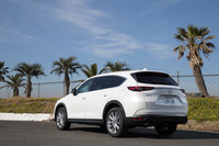 「CX-8」では、BピラーとCピラーをブラックアウトさせ、水平基調のリアコンビランプを採用するなど、エモーショナルなスタイリングが追求されている。