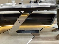 テーブルの脚もレクサスエンブレムの形だ。