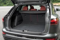 エアサス付きの「SQ6 e-tron」の荷室容量は514リッターと、ほかの仕様（いずれも526リッター）よりやや縮小している。
