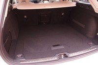 「V60」と同様に、通常の5人乗車時で529リッターの容量を確保している「V60クロスカントリー」のラゲッジスペース。多彩なシートアレンジも魅力のひとつだ。