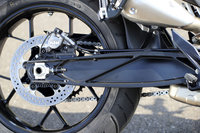 サスペンションは、前はWP製のオープンカートリッジ式倒立フォーク、後ろはアルミダイキャスト製スイングアームとWP製のガスアシスト付きショックの組み合わせだ。