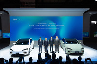 写真左からBYDのブランディング・PR事業部統括を担当する李 雲飛氏、BYDグループ総裁の王 伝福氏、BYDアジア太平洋地域自動車販売事業部総経理兼BYDジャパン代表取締役社長の劉 学亮氏、BYDオートジャパン代表取締役社長の東福寺厚樹氏。