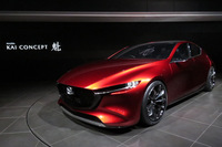 2017年の東京モーターショーより、ステージに展示された「魁コンセプト」。　
	ほった「そもそもマツダって、2017年以来、ブランド全体の新しいデザインコンセプトを示したショーカーを発表してないんですよね。『アイコニックSP』はどういう扱いなんだろう？　って感じだし」　
	清水「だから、『この先のデザインをどうするのか？』っていう漠然とした不透明感があるのかもしれないね」