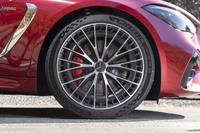 ボディーのワイド化はトレッドの拡大によるもの（前が＋50mmで後ろが＋70mm）。この試乗車はオプションの「レザーエクスクルーシブパッケージ」に含まれる20インチ（標準は19インチ）を履いていた。