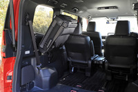 3列目シートの格納は作業時の負担を大幅に軽減。座席の跳ね上げ操作は軽くなり、また途中で手を離しても座席が落ちてこなくなった。ストラップを使った固定作業が不要となった点もトピックだ。